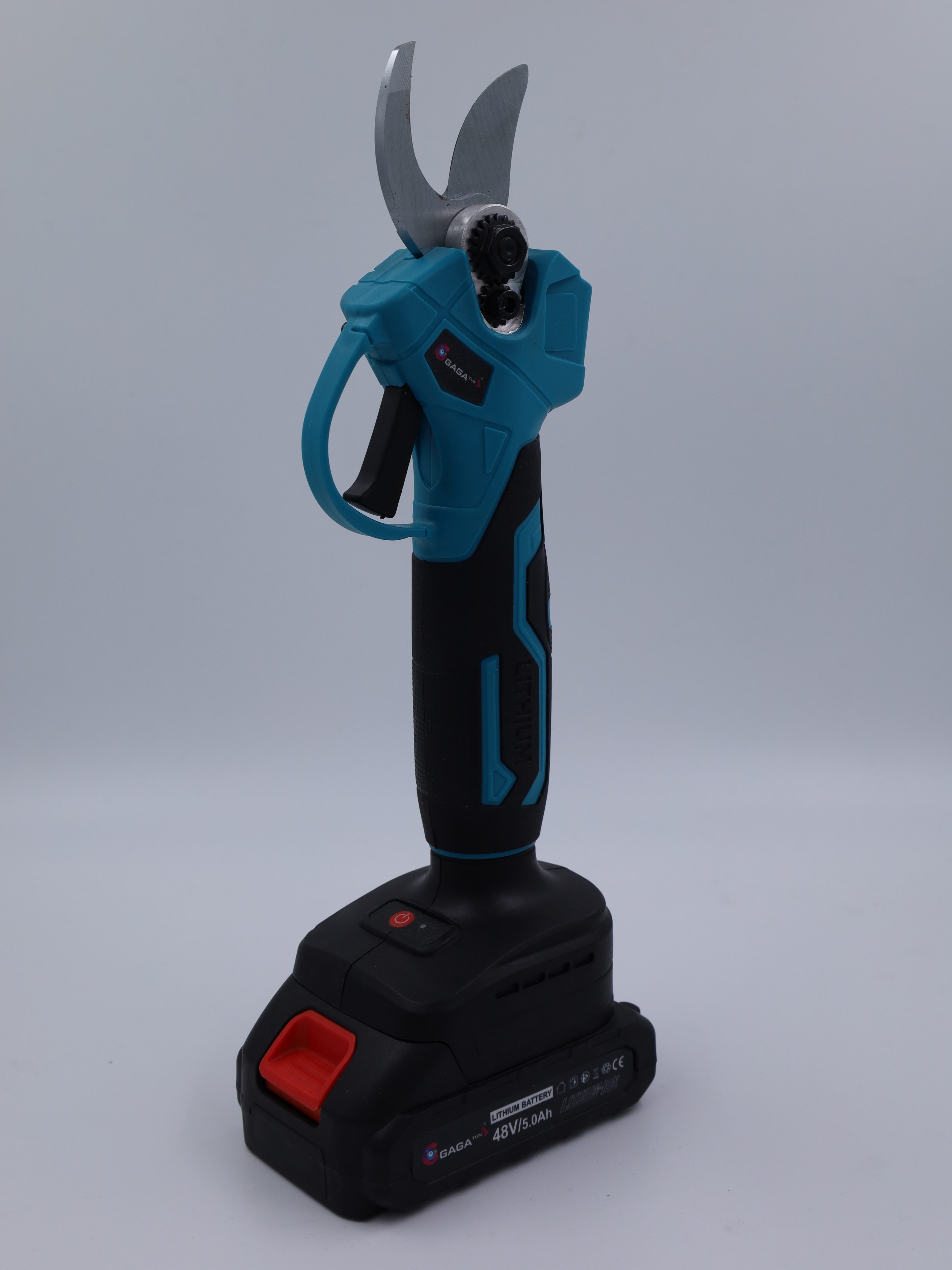 Сучкорез секатор аккумуляторный Makita крупным планом